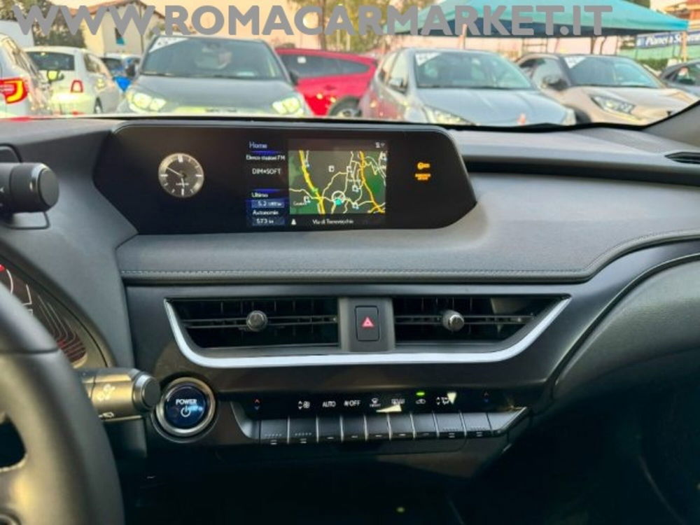 Lexus UX usata a Roma (13)