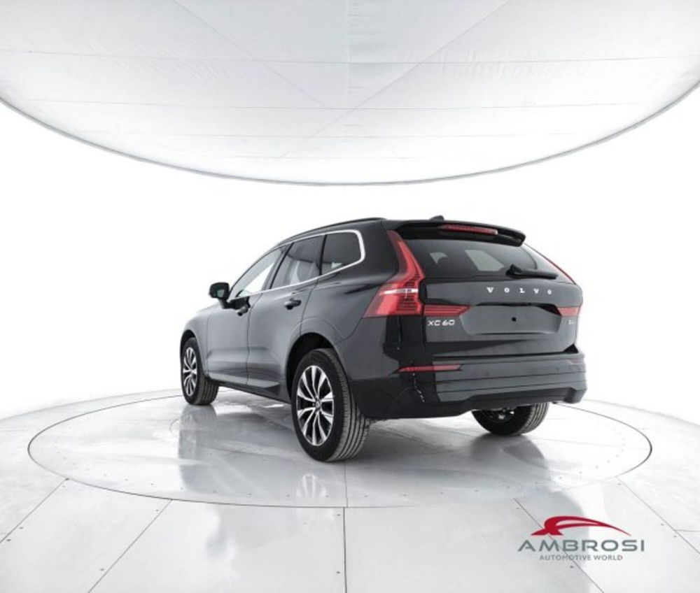 Volvo XC60 B4 (d) AWD automatico Plus Dark nuova a Corciano (4)