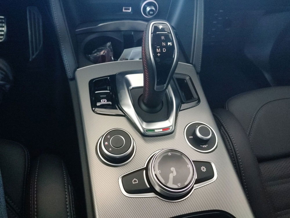 Alfa Romeo Stelvio nuova a Modena (13)