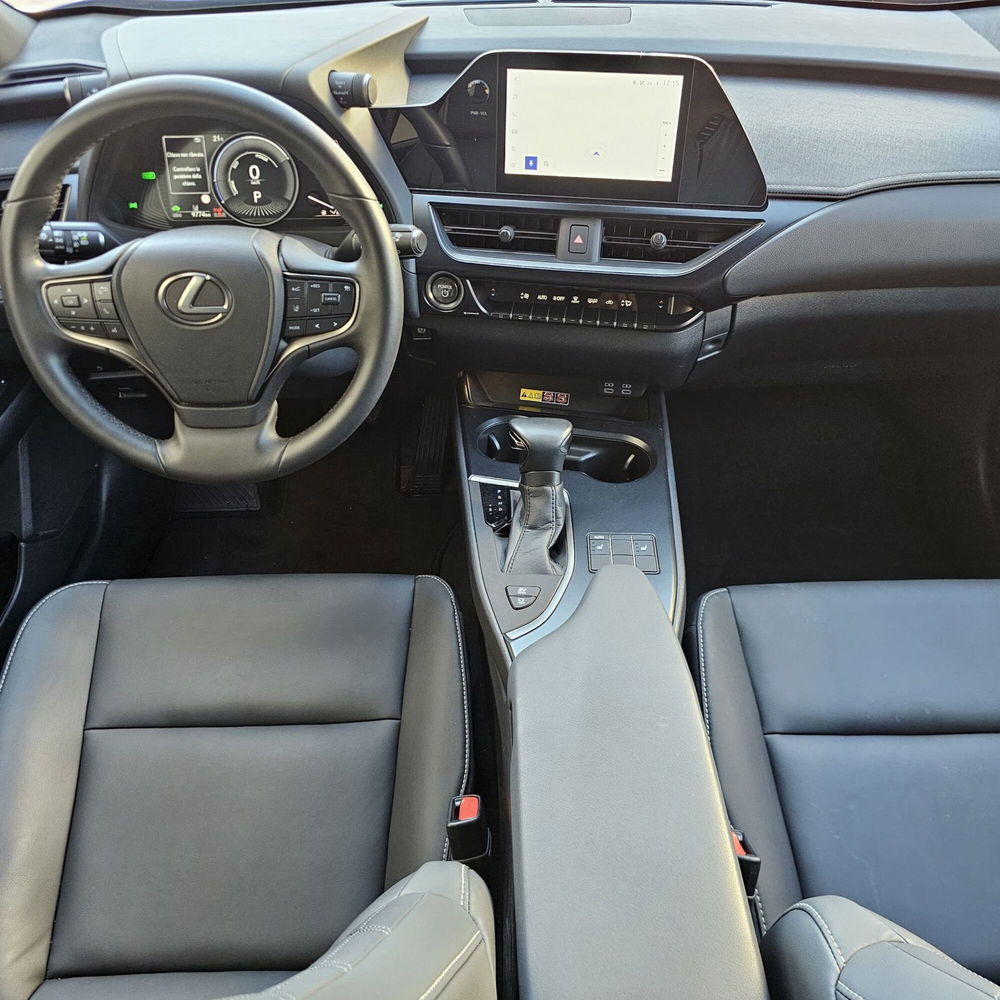 Lexus UX usata a Cremona (10)