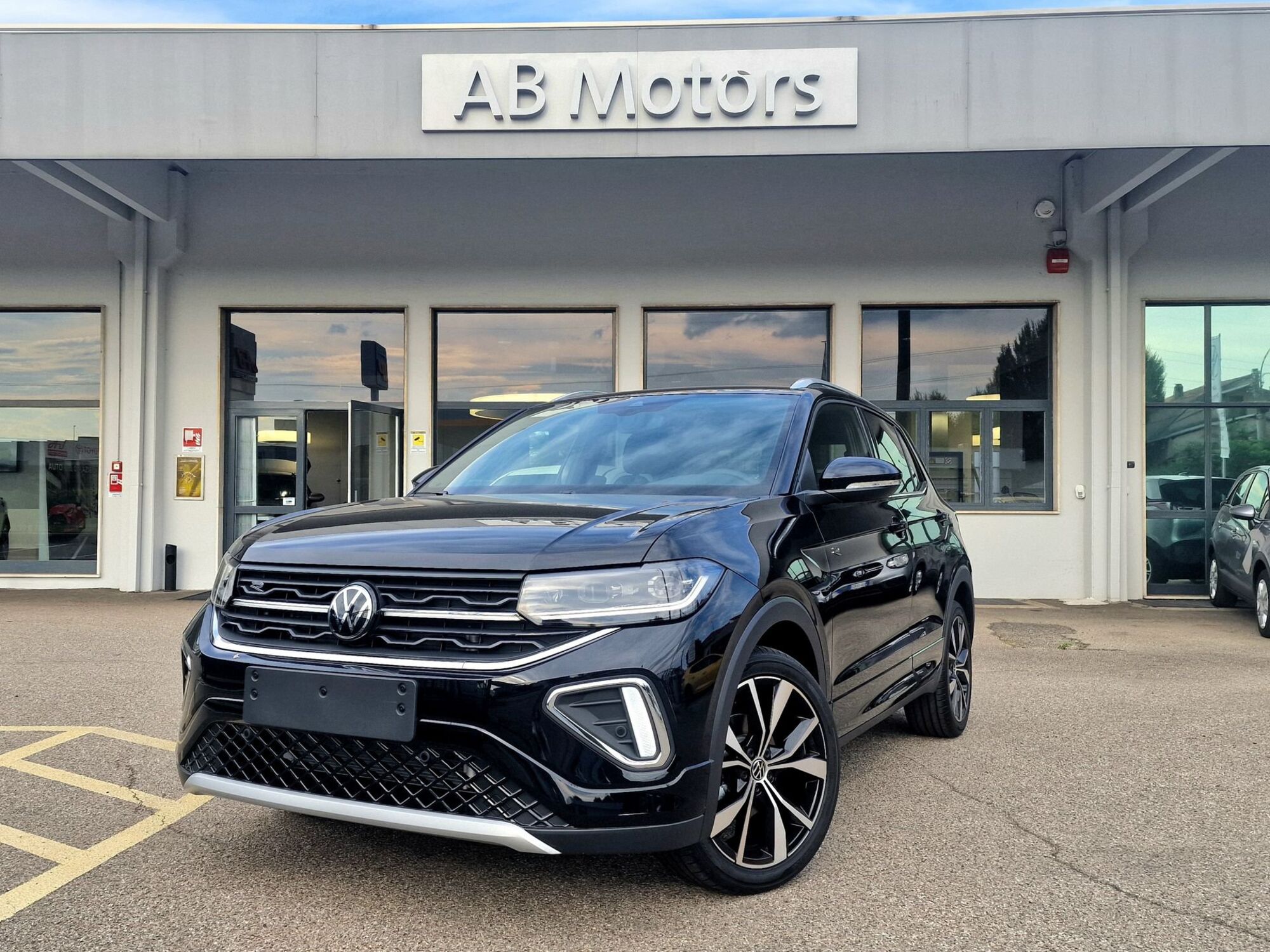 Volkswagen T-Cross 1.0 tsi Life 95cv nuova a Gallarate