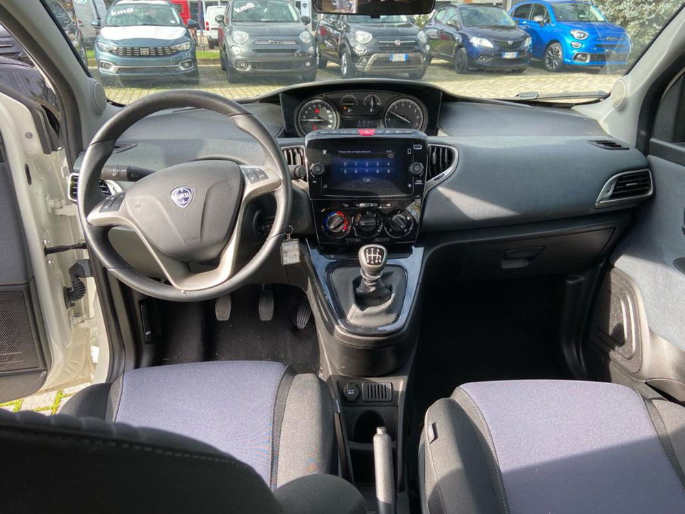 Lancia Ypsilon usata a Caserta (7)