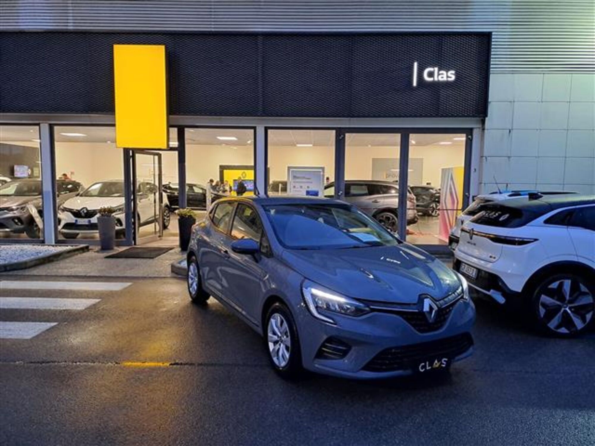 Renault Clio TCe 90 CV 5 porte Zen  del 2021 usata a Livorno