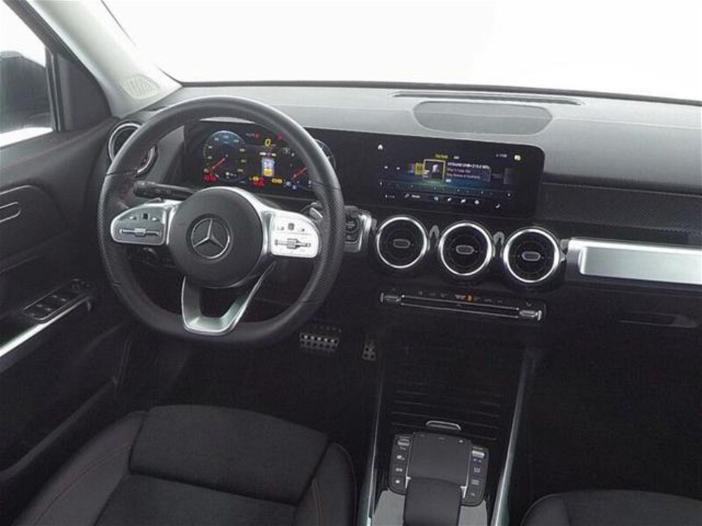 Mercedes-Benz GLB 250 Automatic Premium del 2022 usata a Magenta (4)