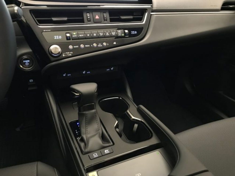 Lexus ES nuova a Cuneo (12)