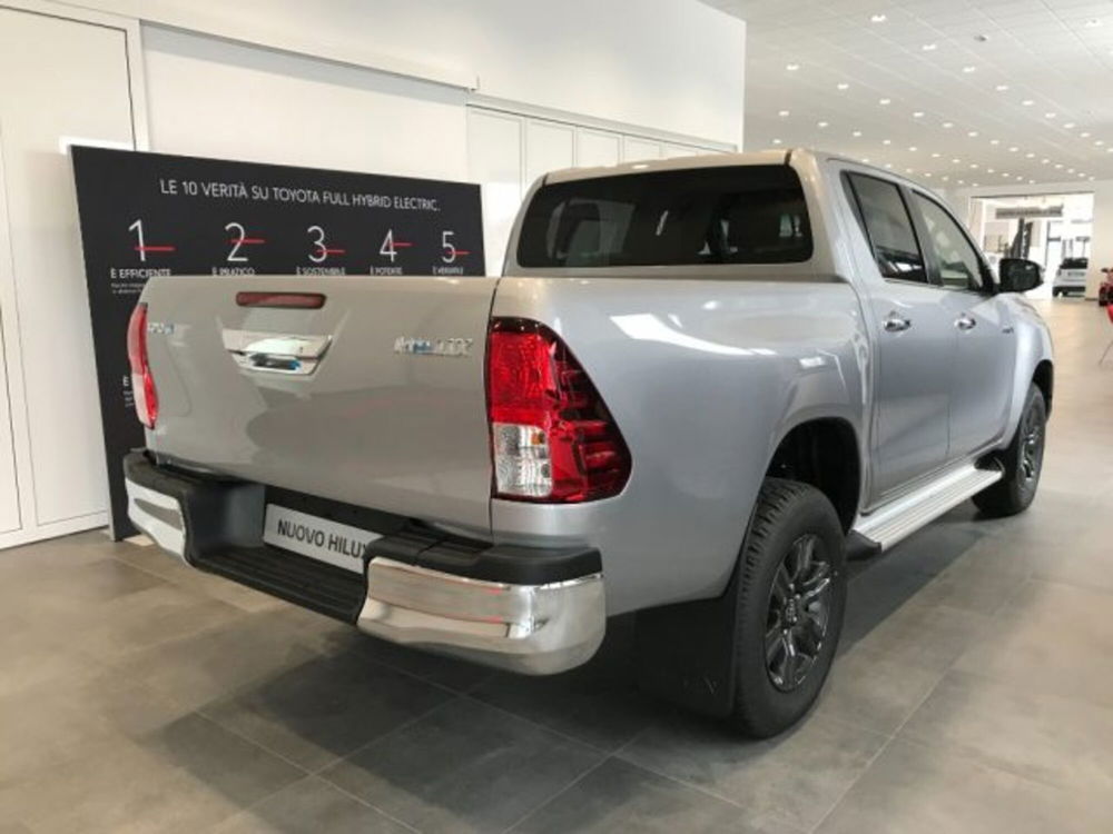 Toyota Hilux 2.D-4D 4WD porte Double Cab Lounge  nuova a Cuneo (2)