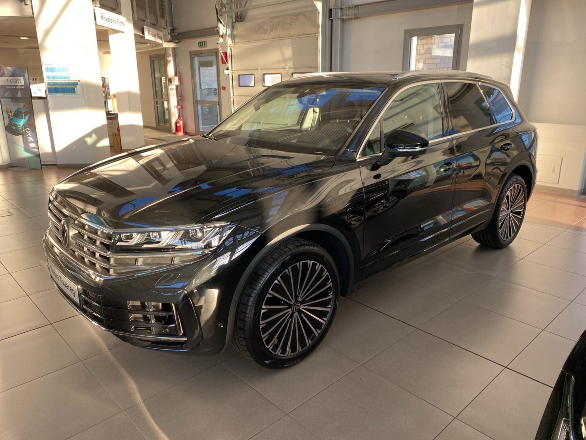 Volkswagen Touareg 3.0 V6 TSI eHybrid Elegance  nuova a Cornegliano Laudense