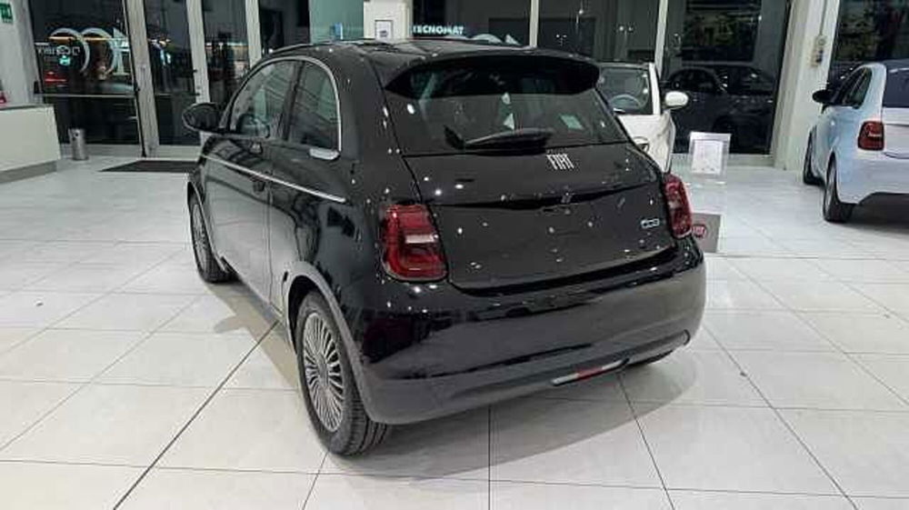 Fiat 500e nuova a Milano (3)