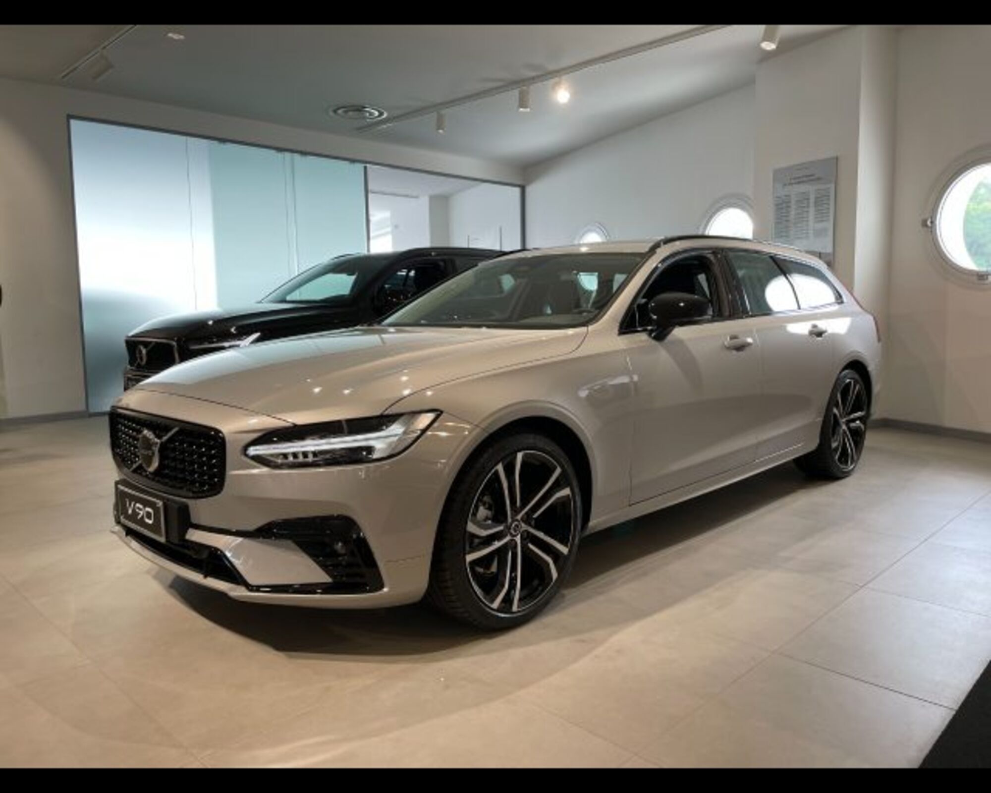 Volvo V90 B4 automatico Plus Dark nuova a Conegliano