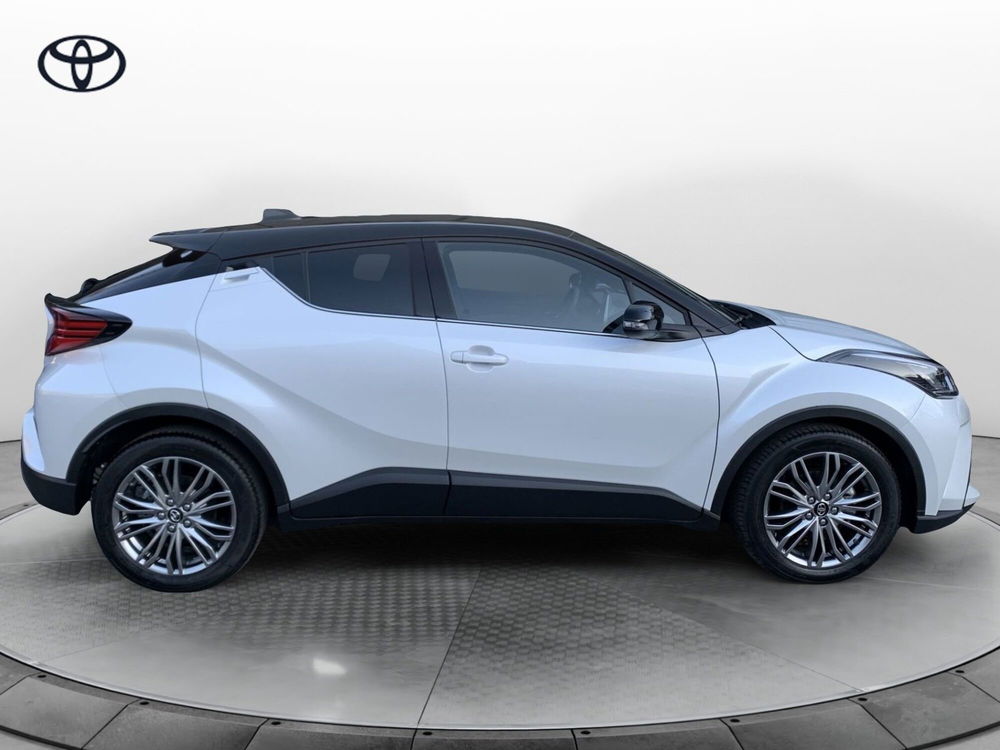 Toyota Toyota C-HR nuova a Como (12)