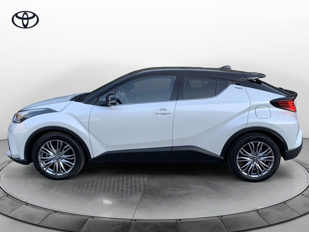 Toyota Toyota C-HR nuova a Como (3)