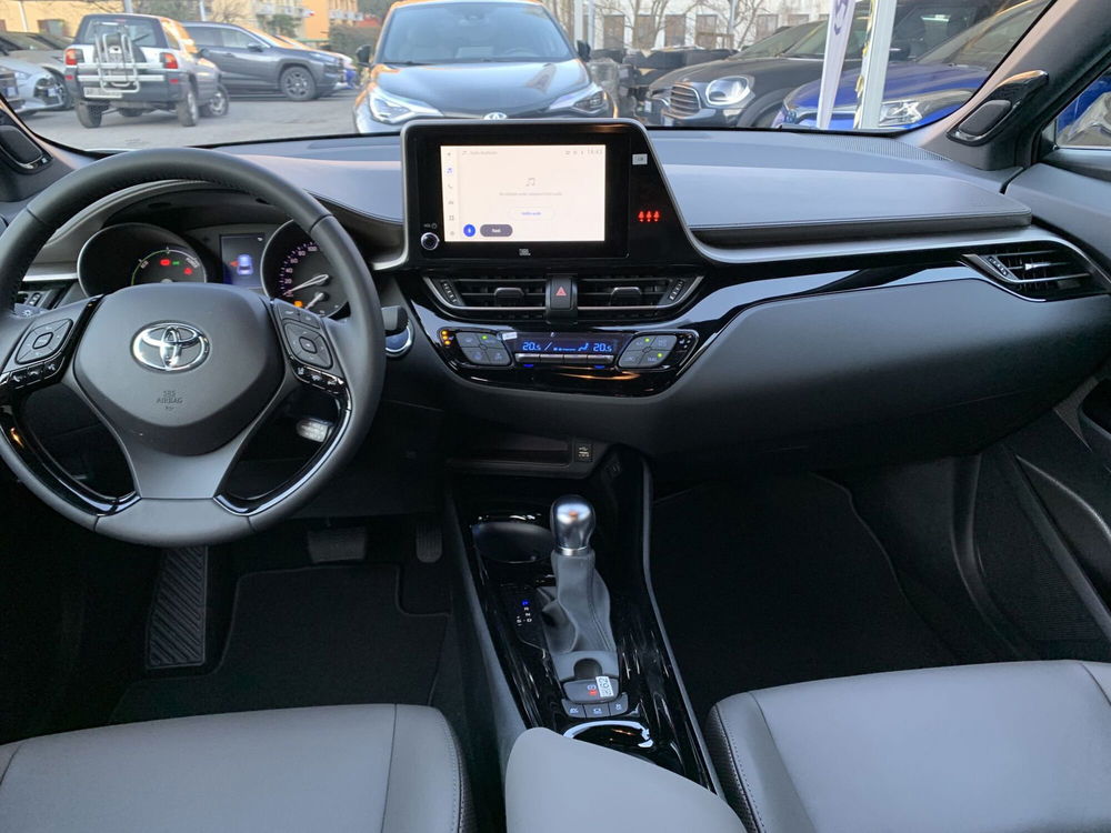 Toyota Toyota C-HR nuova a Como (8)