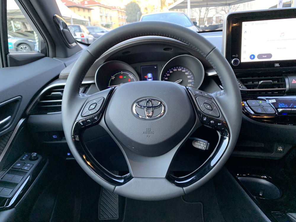 Toyota Toyota C-HR nuova a Como (9)