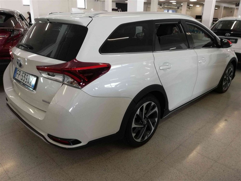 Toyota Auris Station Wagon 1.8 Hybrid Style del 2018 usata a Salerno (2)