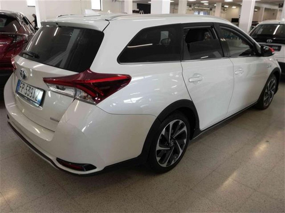 Toyota Auris Station Wagon 1.8 Hybrid Style del 2018 usata a Napoli (2)