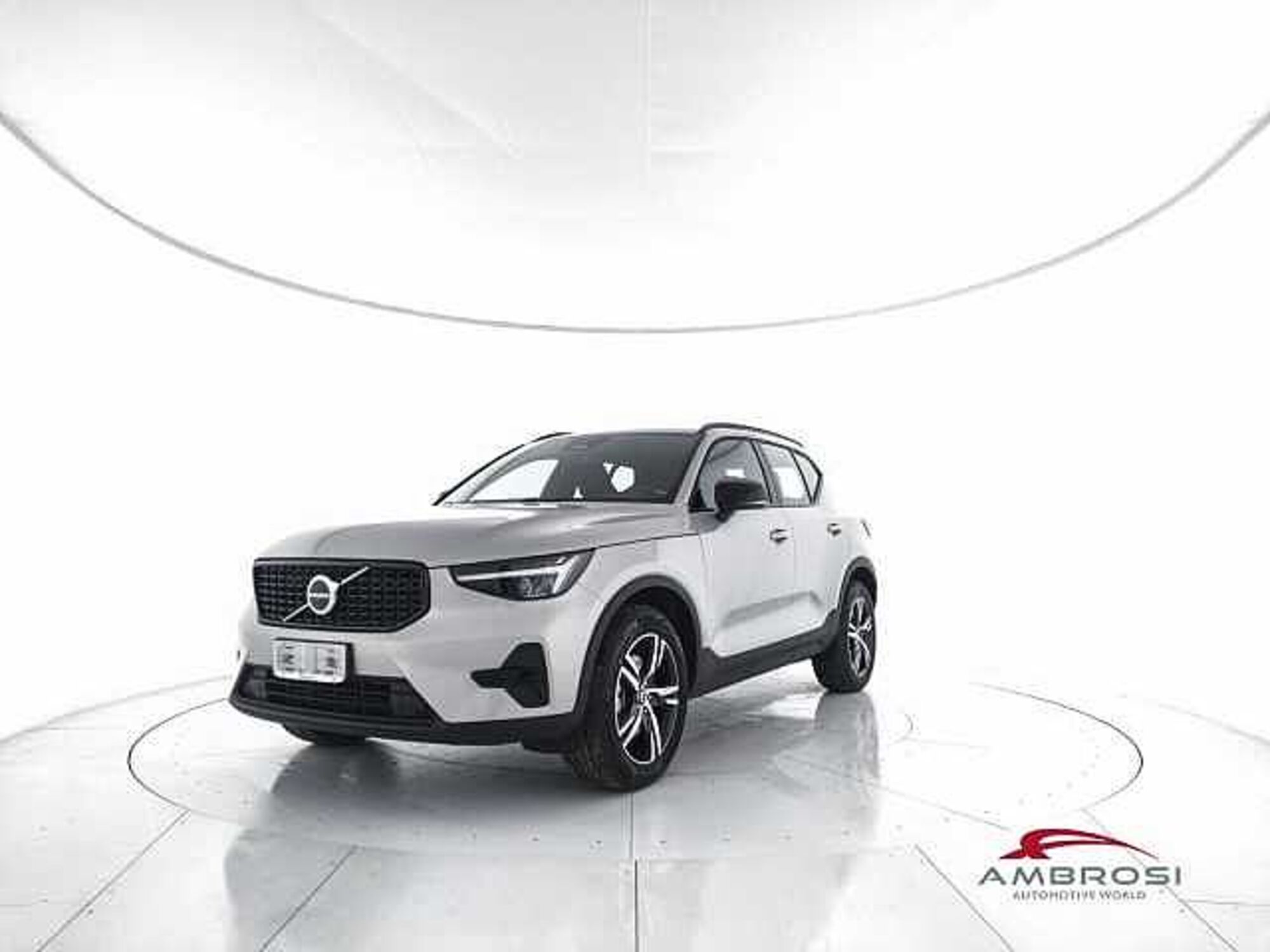 Volvo XC40 B3 automatico Plus Dark  nuova a Viterbo