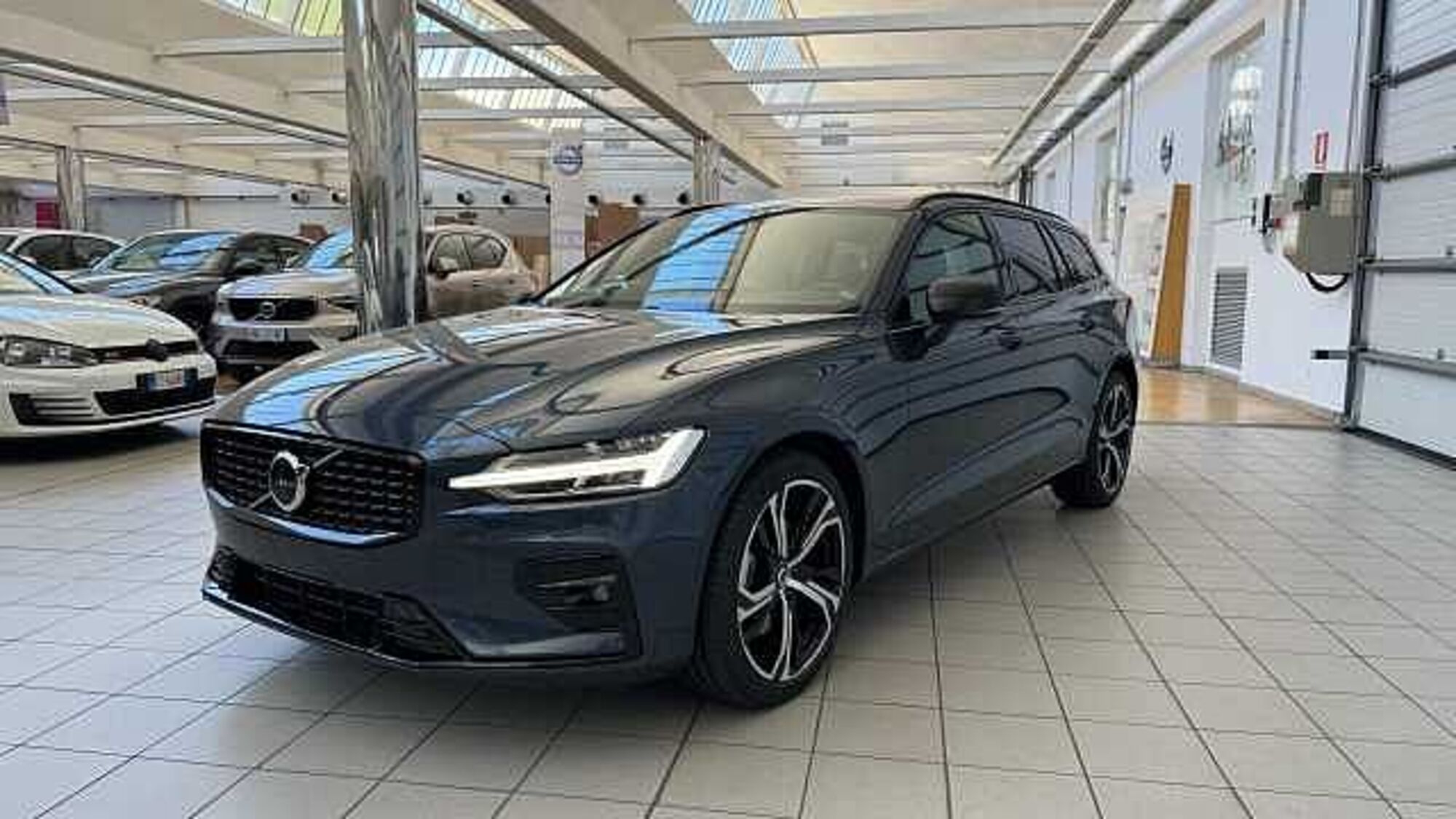 Volvo V60 B4 automatico Ultimate Dark  nuova a Legnano