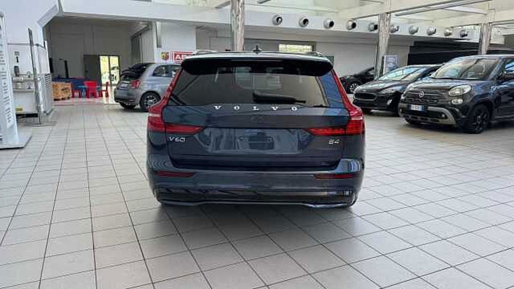 Volvo V60 B4 automatico Plus Dark  nuova a Legnano (3)