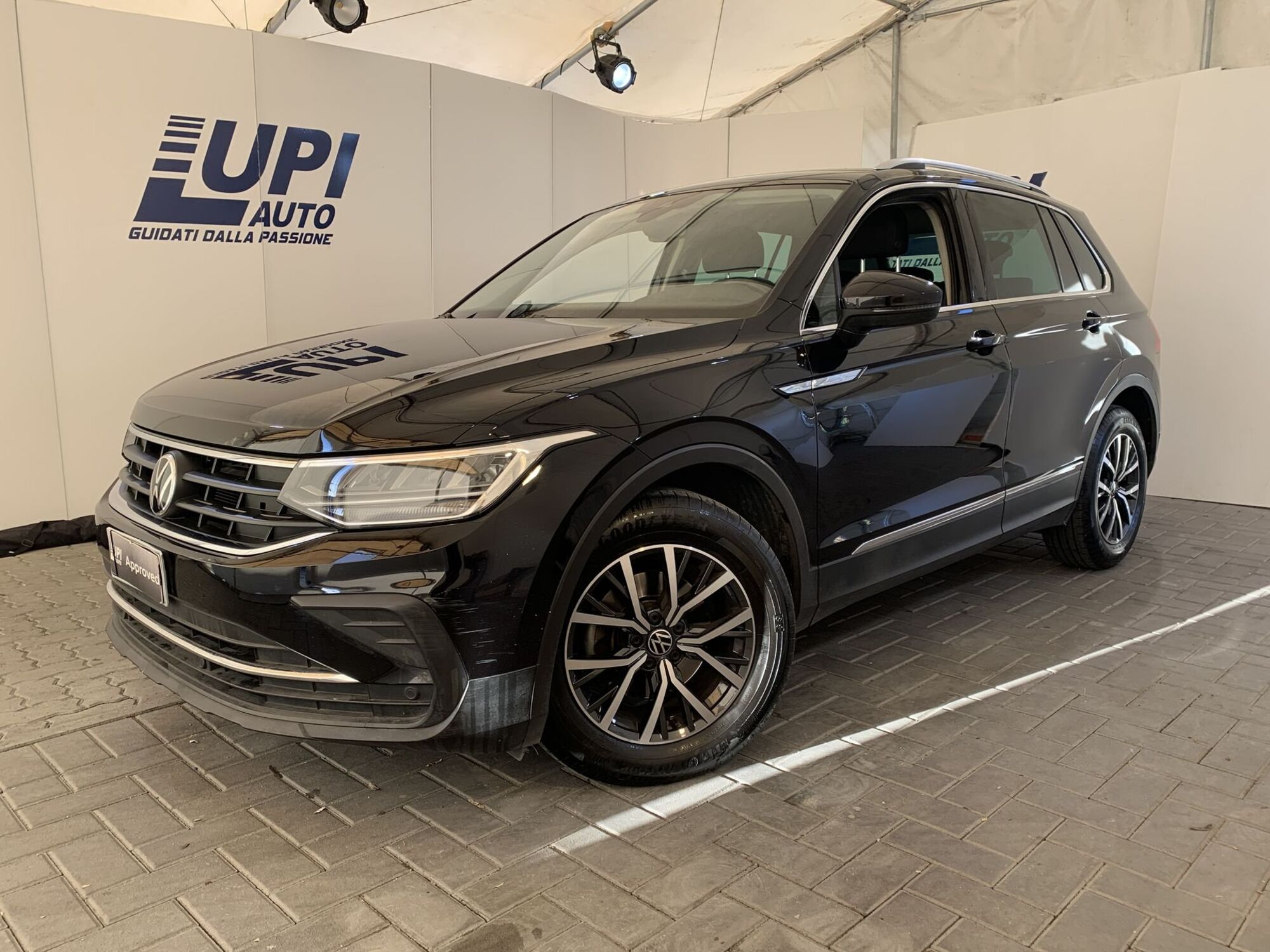 Volkswagen Tiguan 2.0 TDI SCR Life del 2021 usata a Serravalle Pistoiese