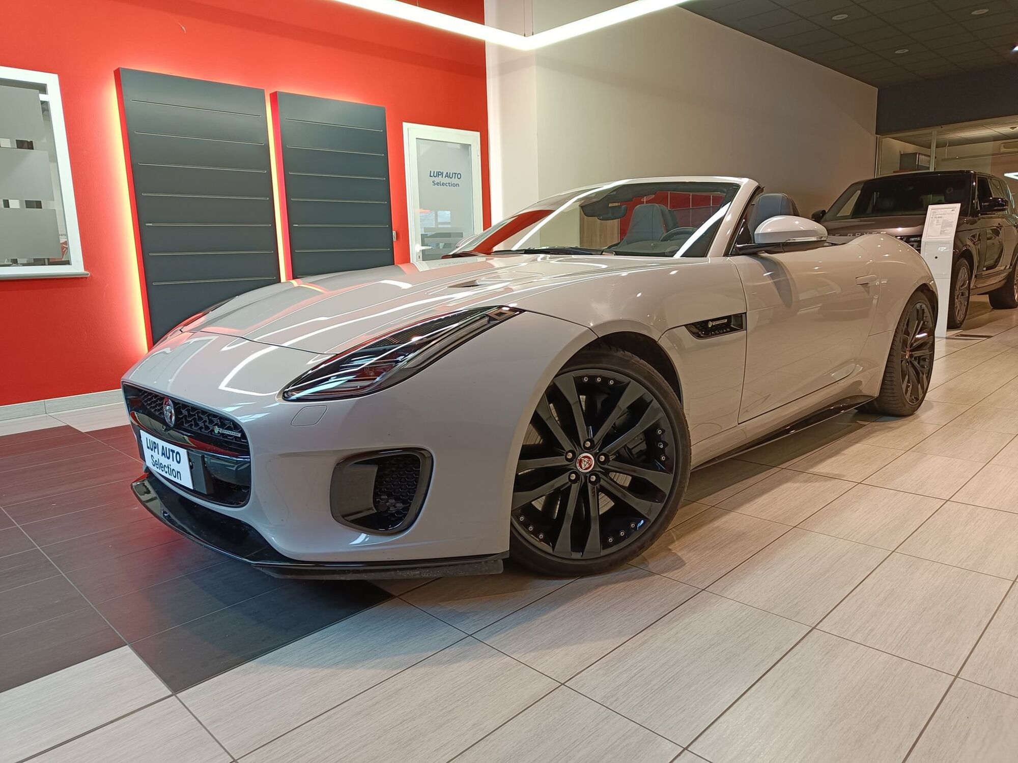 Jaguar F-Type Cabrio Cabrio 2.0 i4 R-Dynamic rwd 300cv auto del 2020 usata a Serravalle Pistoiese