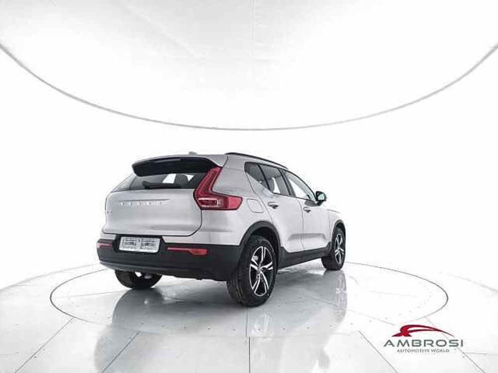 Volvo XC40 B3 automatico Ultimate Dark  nuova a Corciano (3)