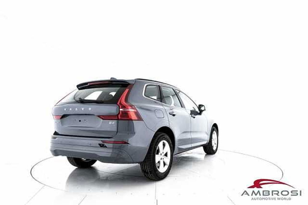 Volvo XC60 B4 (d) AWD automatico Core nuova a Viterbo (3)