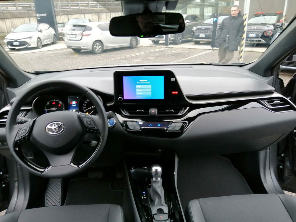 Toyota Toyota C-HR nuova a Como (8)