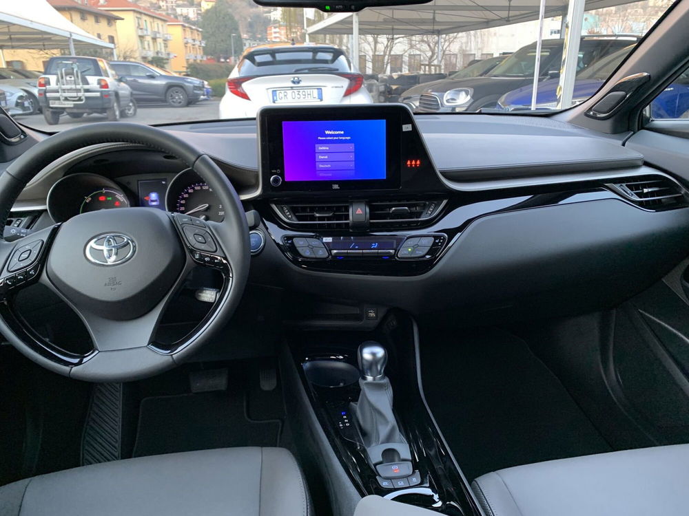 Toyota Toyota C-HR nuova a Como (8)