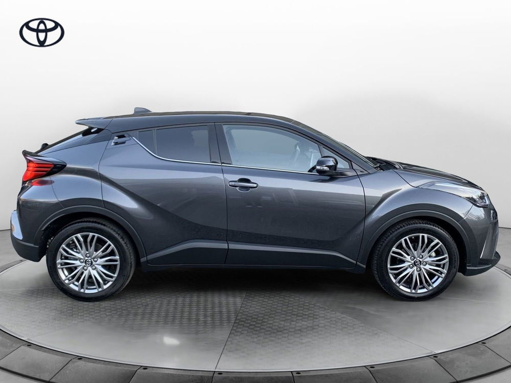 Toyota Toyota C-HR nuova a Como (12)