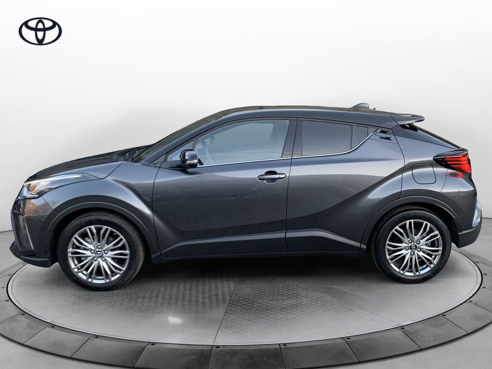 Toyota Toyota C-HR nuova a Como (3)