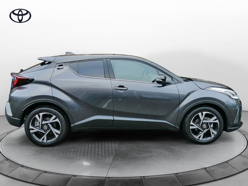 Toyota Toyota C-HR nuova a Como (12)