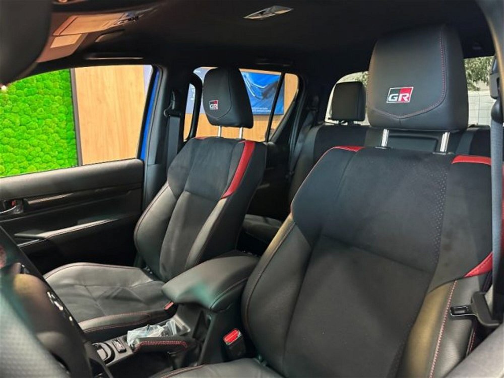 Toyota Hilux 2.8 D A/T 4WD porte Double Cab GR SPORT nuova a Cuneo (5)
