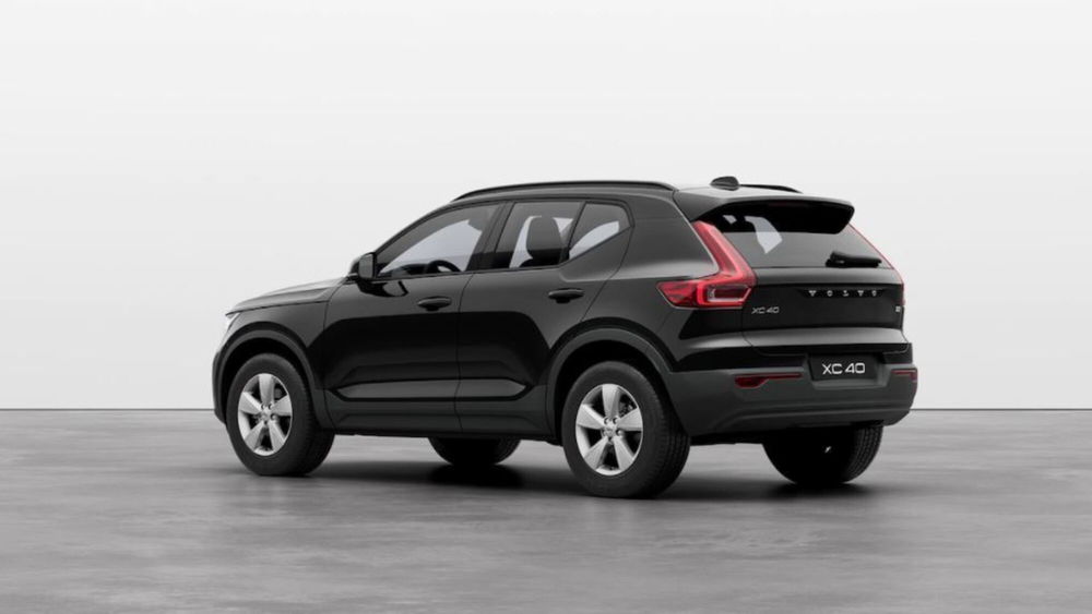 Volvo XC40 B3 automatico Essential  nuova a Napoli (4)