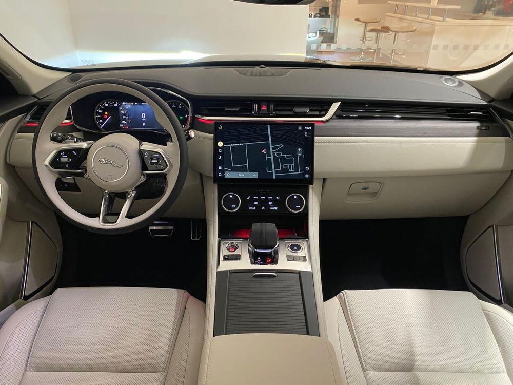 Jaguar F-Pace nuova a Napoli (4)