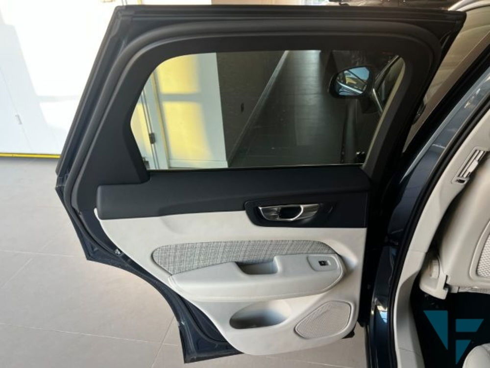 Volvo XC60 nuova a Udine (16)