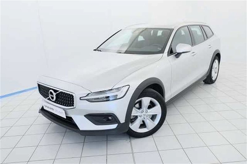 Volvo V60 Cross Country D4 Geartronic Business Plus del 2019 usata a Castel d'Ario