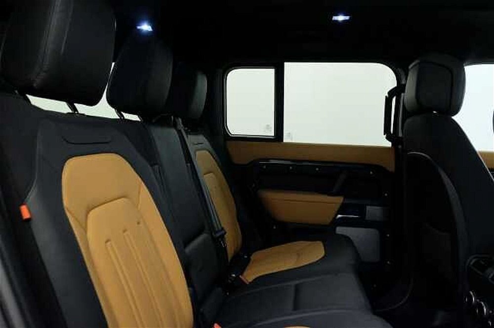 Land Rover Defender 130 3.0D I6 300 CV AWD Auto X  del 2022 usata a Castel d'Ario (5)