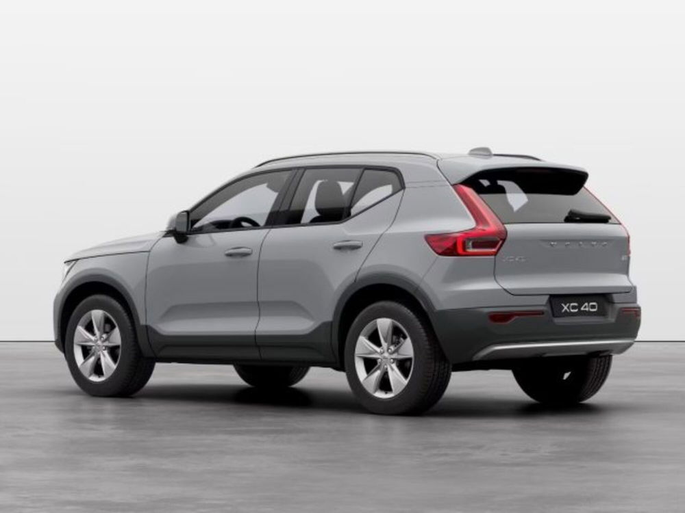 Volvo XC40 B3 automatico Essential  nuova a Modena (4)