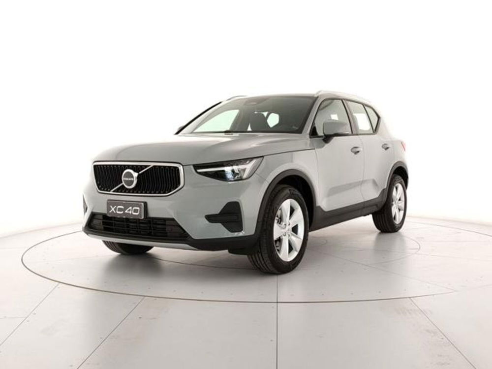 Volvo XC40 B3 automatico Essential  nuova a Modena (2)