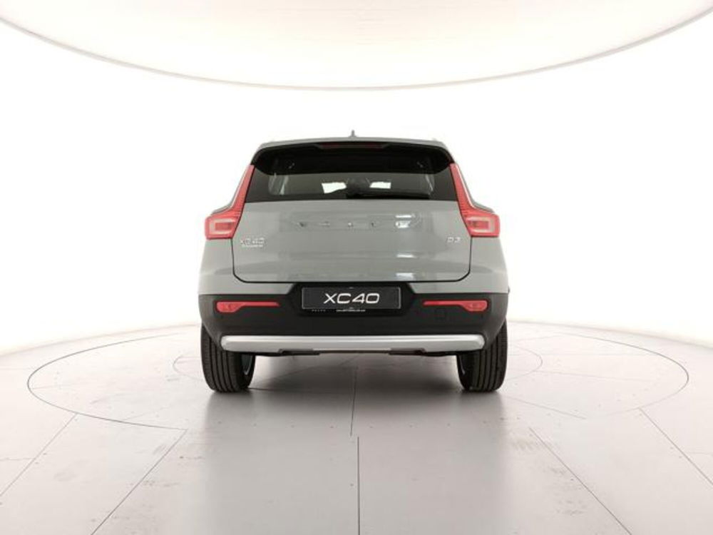 Volvo XC40 B3 automatico Essential  nuova a Modena (4)