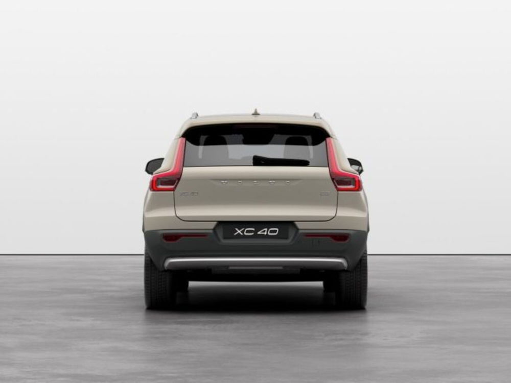 Volvo XC40 B3 automatico Essential  nuova a Modena (5)