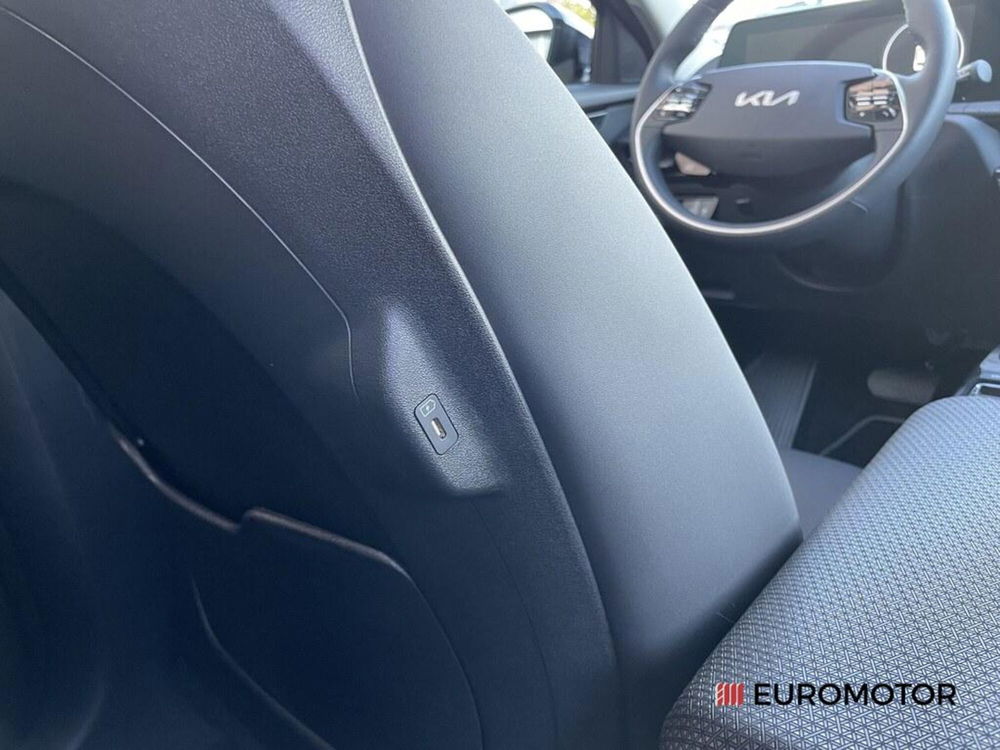 Kia EV6 nuova a Bari (13)