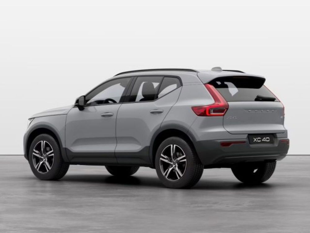 Volvo XC40 B3 automatico Essential  nuova a Modena (4)