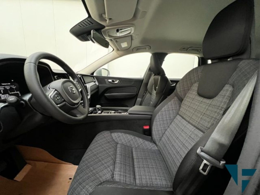 Volvo XC60 B4 (d) AWD automatico Core nuova a Tavagnacco (5)