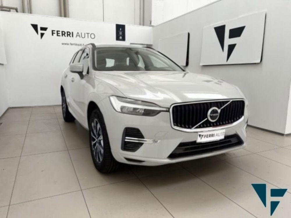 Volvo XC60 B4 (d) AWD automatico Core nuova a Tavagnacco (3)