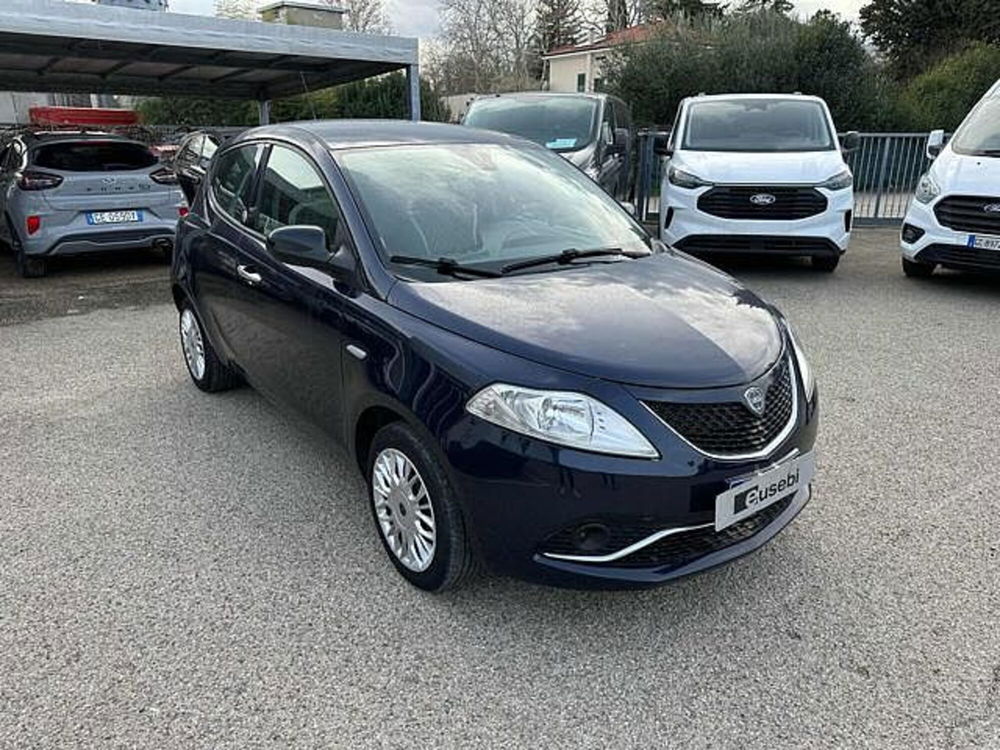 Lancia Ypsilon usata a Pesaro-Urbino