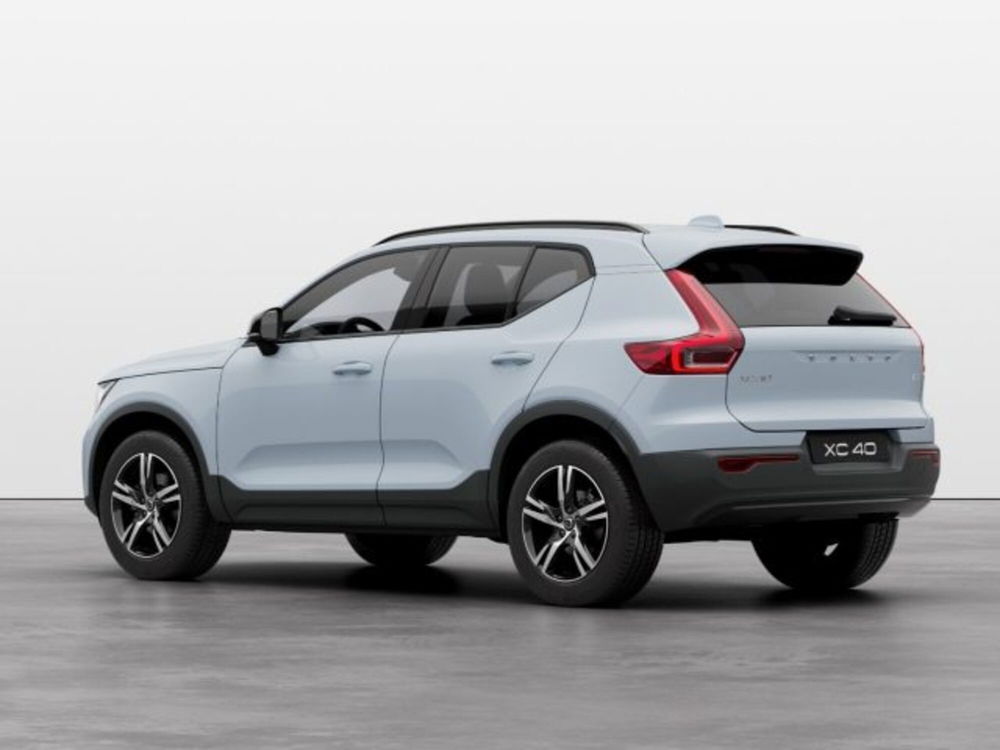 Volvo XC40 B3 automatico Essential  nuova a Modena (4)