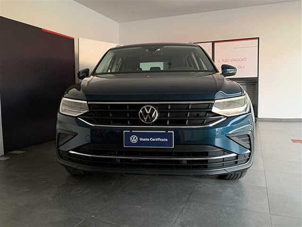 Volkswagen Tiguan 1.5 TSI ACT Life del 2021 usata a Rende (2)