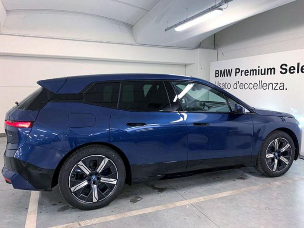 BMW iX iX xDrive40 Pacchetto Sportivo nuova a Imola (3)