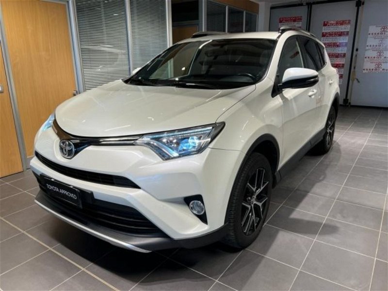 Toyota RAV4 D-4D 2WD Style my 16 del 2016 usata a Albano Vercellese